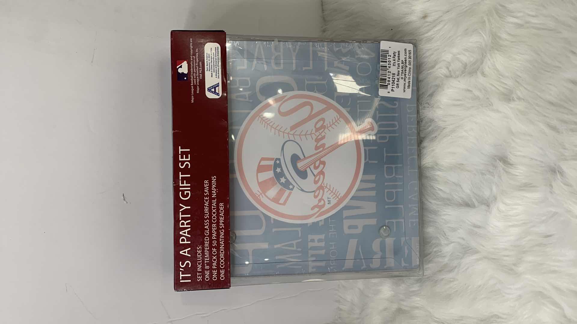 Photo 3 of NEW YORK YANKEES COLLECTIBLE PARTY SET.