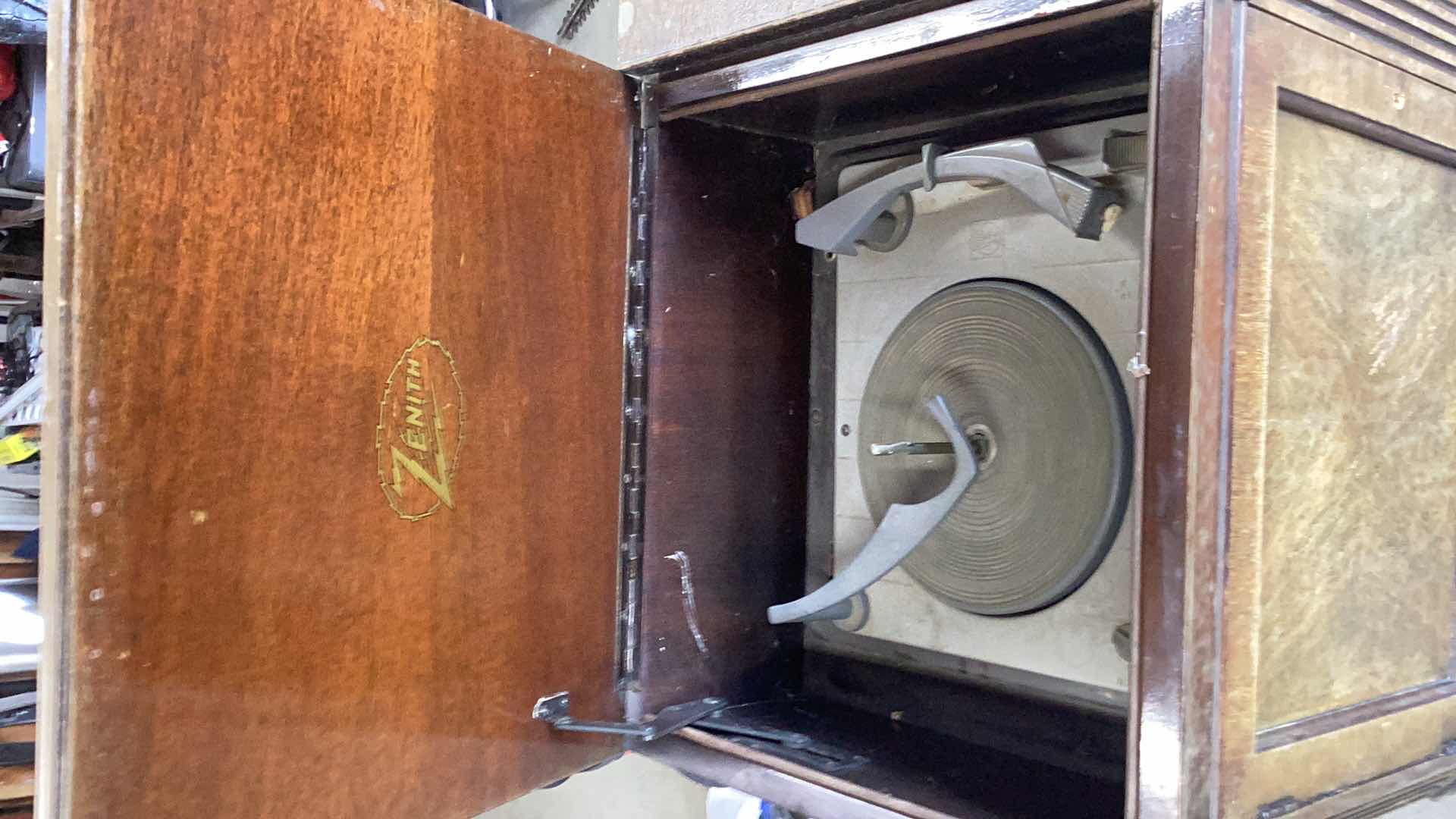 Photo 2 of ZENITH ANTIQUE 1940’S RADIO RECORD PLAYER