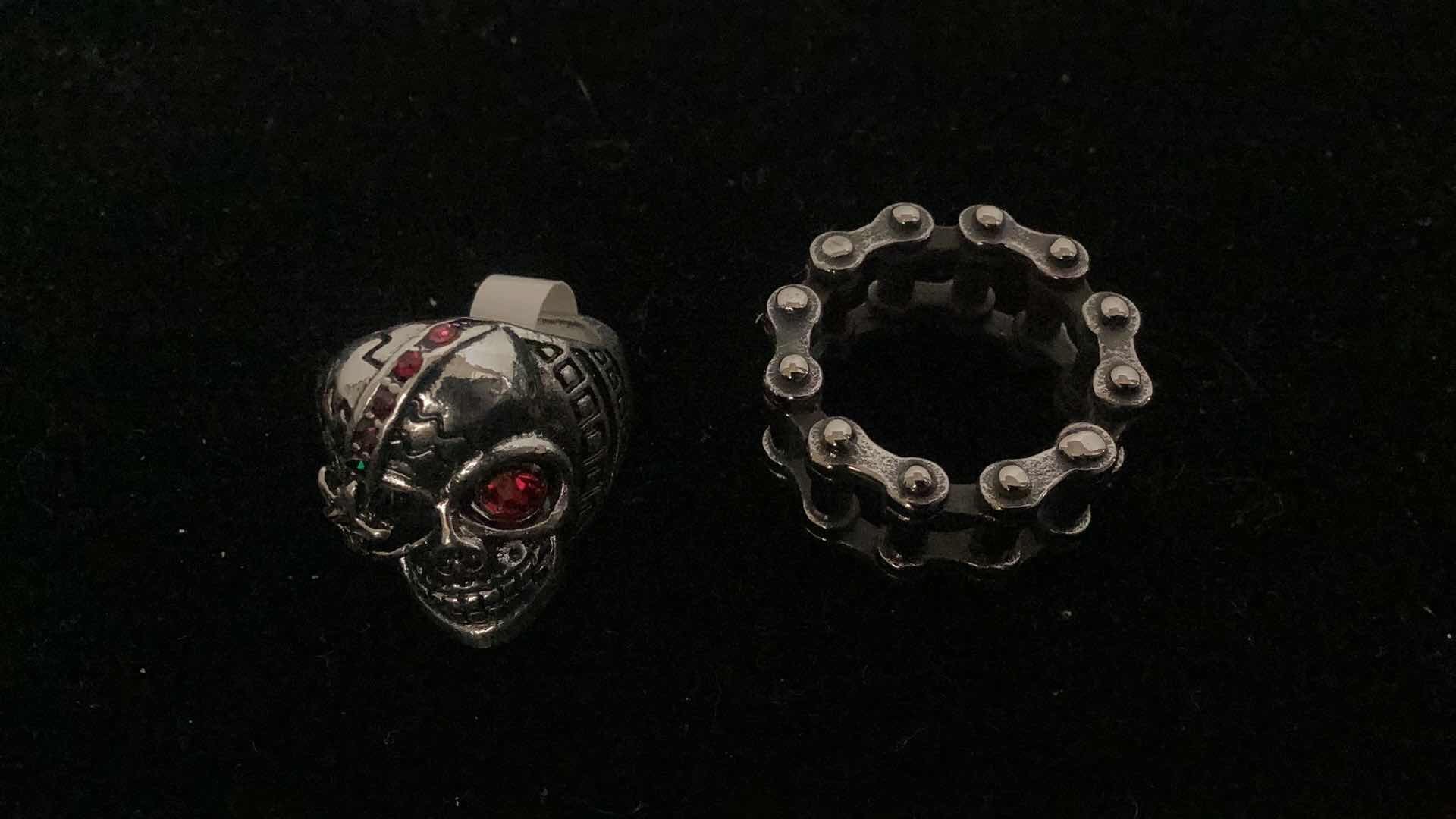 Photo 3 of MENS RINGS SIZE 7