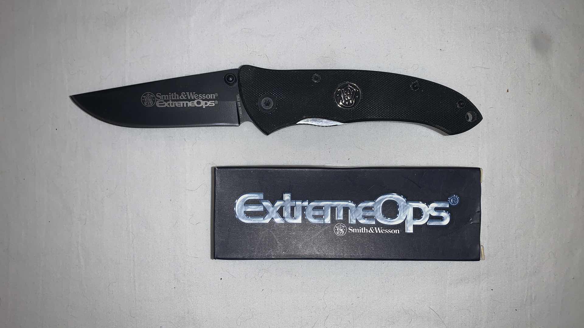 Photo 1 of EXTREMEOPS SMITH AND WESSON BLACK POCKET KNIFE