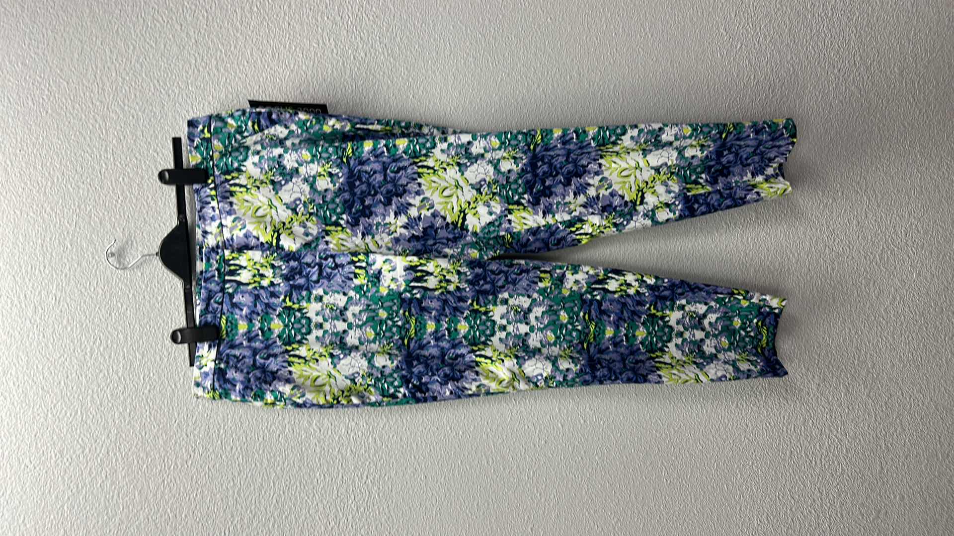 Photo 4 of NWT WOMEN'S SIZE 16 FLORAL PANTS $39.95 