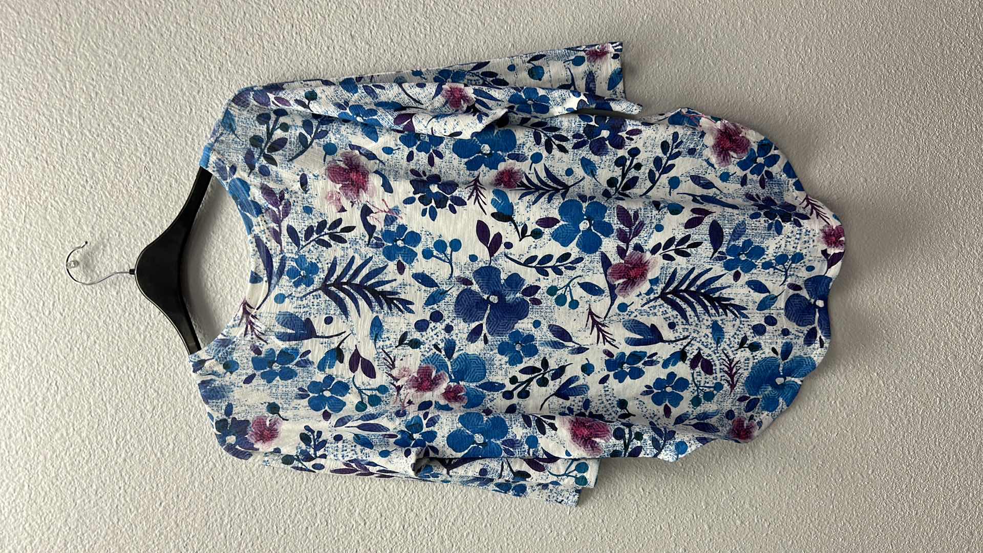 Photo 3 of NWT WOMEN'S SIZE SMALL - wearable art floral top $79.95