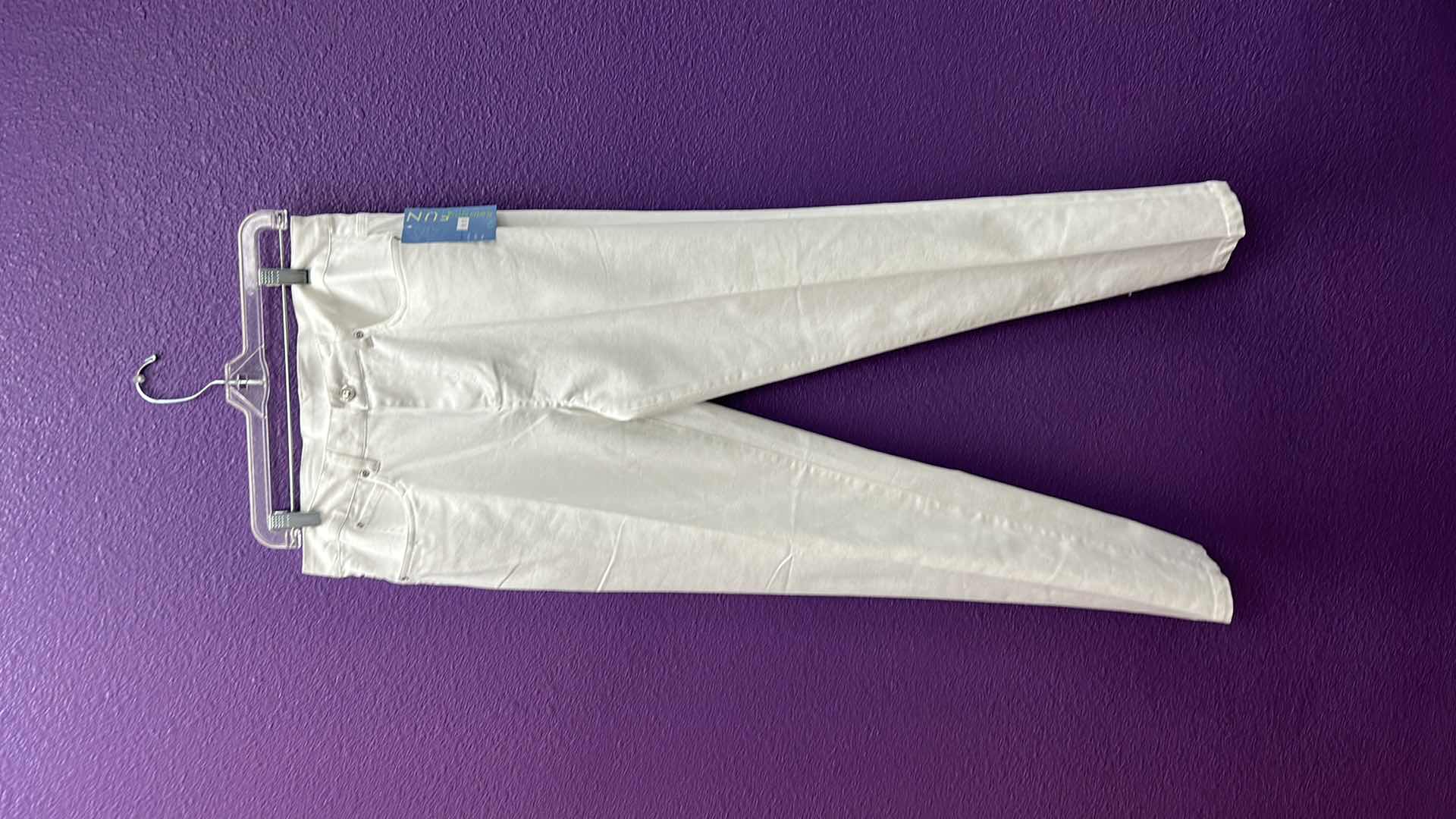 Photo 5 of NWT WOMEN'S SIZE 6 -  WHITE JEANS $69.95