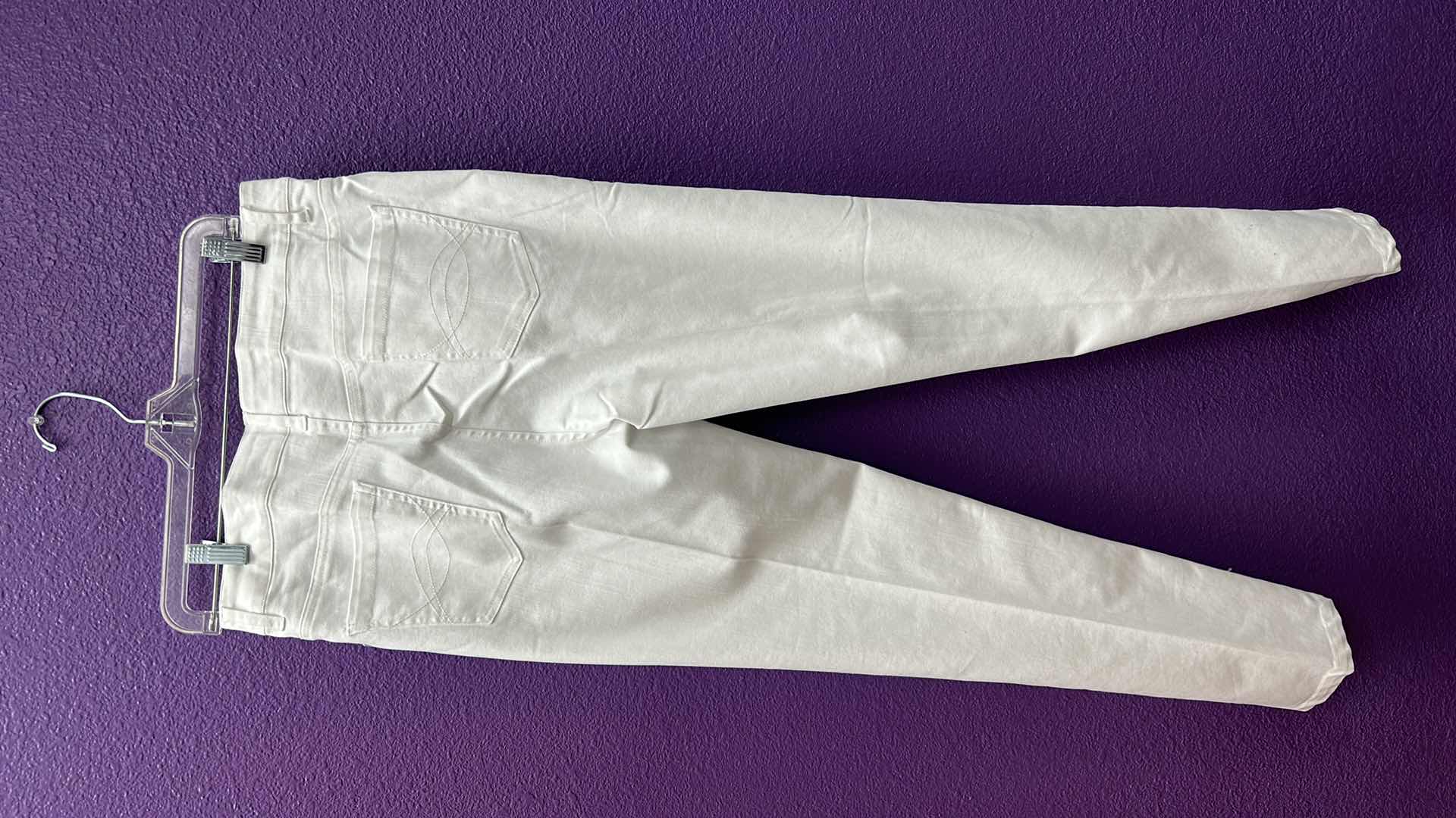 Photo 4 of NWT WOMEN'S SIZE 6 -  WHITE JEANS $69.95