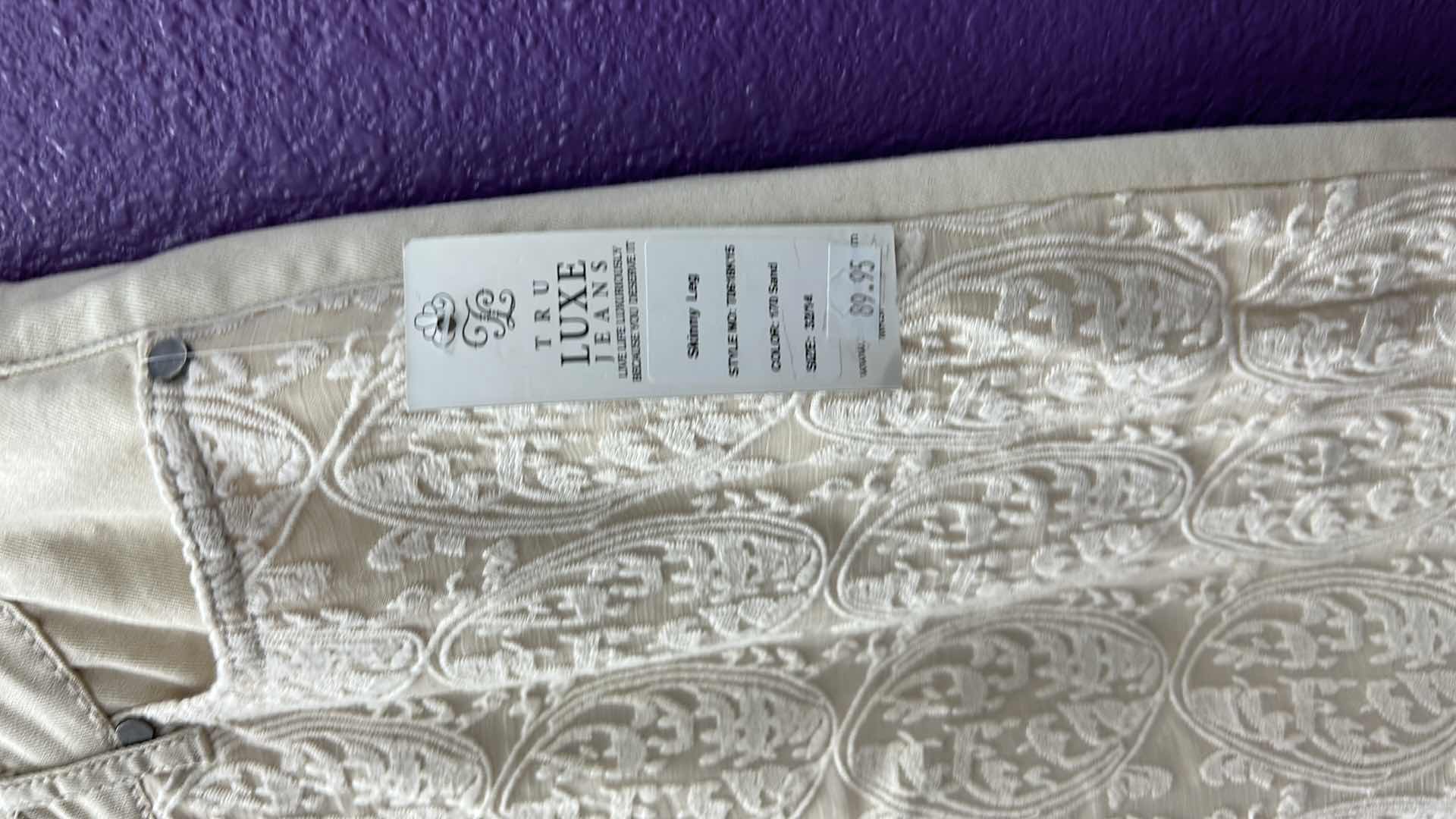 Photo 2 of NWT WOMENSF SIZE  32/14 TRU LUXE EMBROIDERED IVORY JEANS $89.95