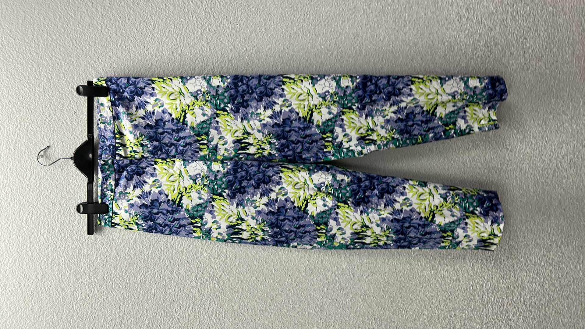 Photo 4 of NWT WOMEN'S SIZE16 FLORAL PANTS $39.95