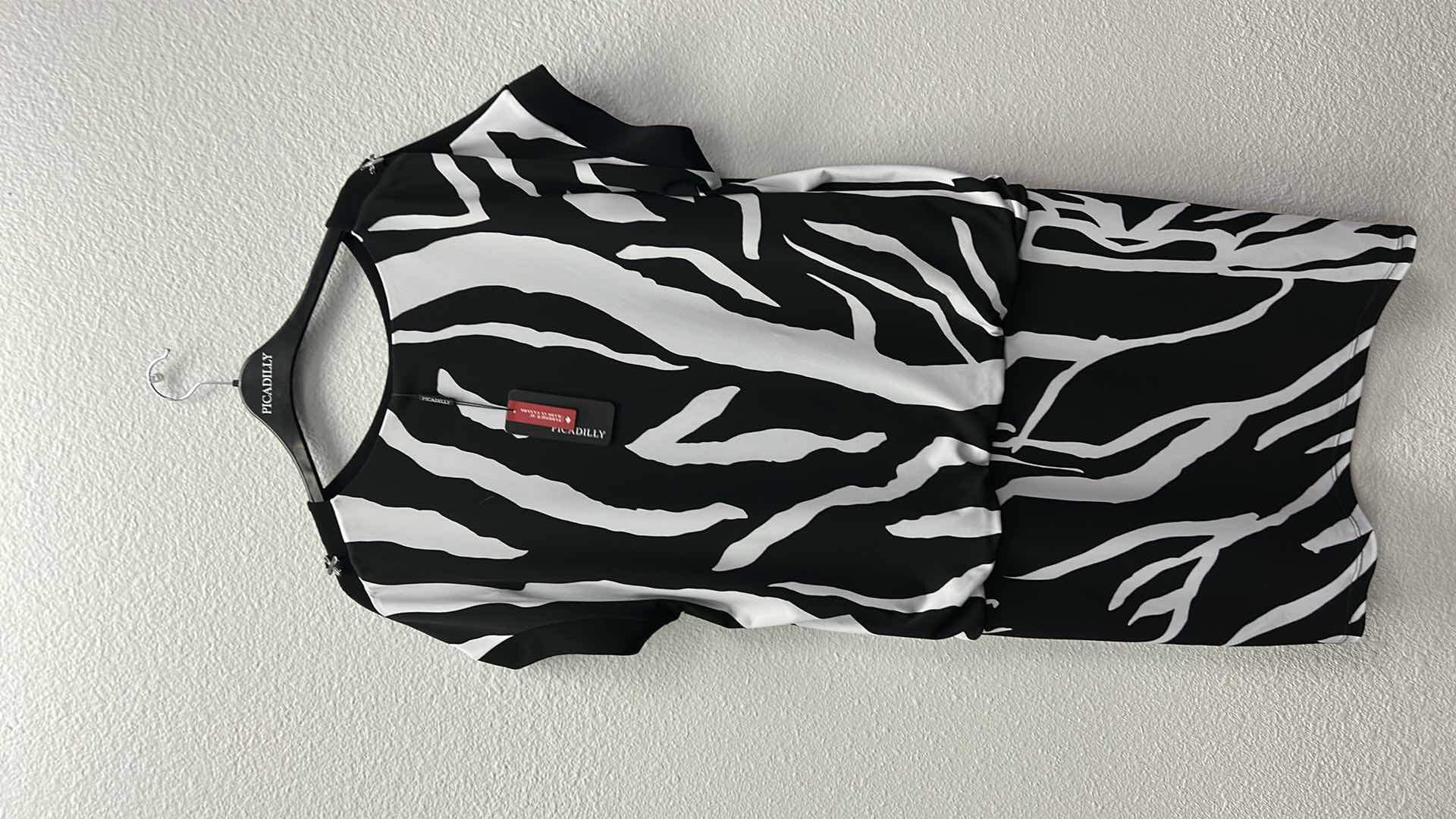 Photo 4 of NWT WOMEN'S SIZE XL ZEBRA PATTERN TOP/DRESS