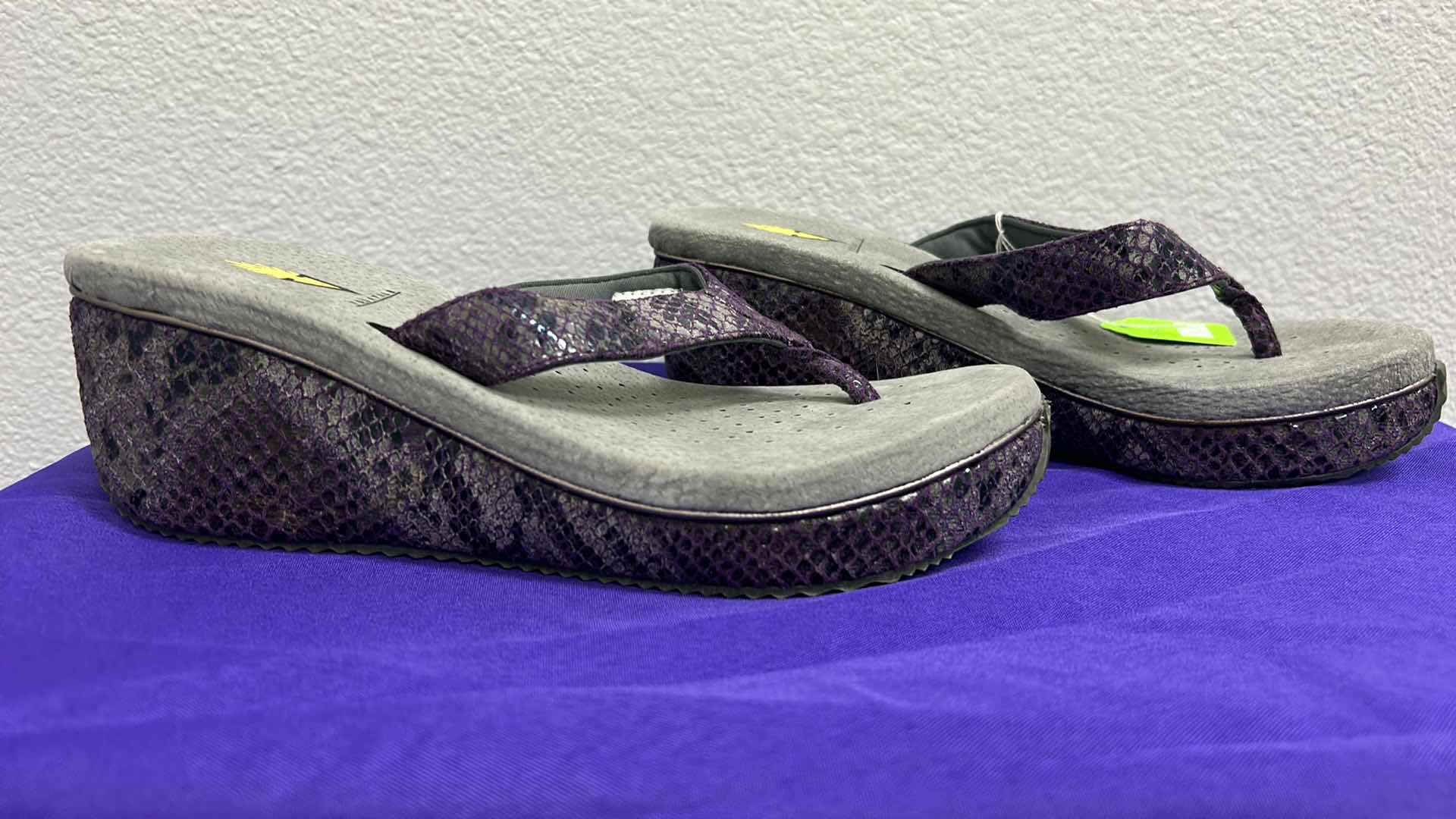 Photo 3 of NWT WOMEN'S SIZE 9 - 3 PAIRS FLIP-FLOPS $34.95 EACH