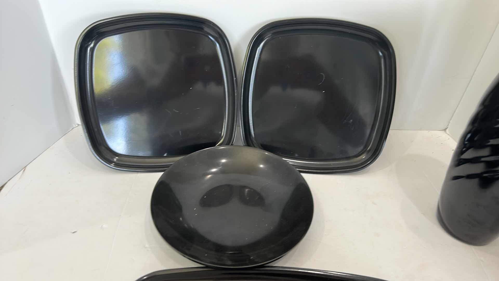 Photo 3 of 7 PIECES - KITCHENWARE BLACK LACQUER DINNERWARE AND VASES