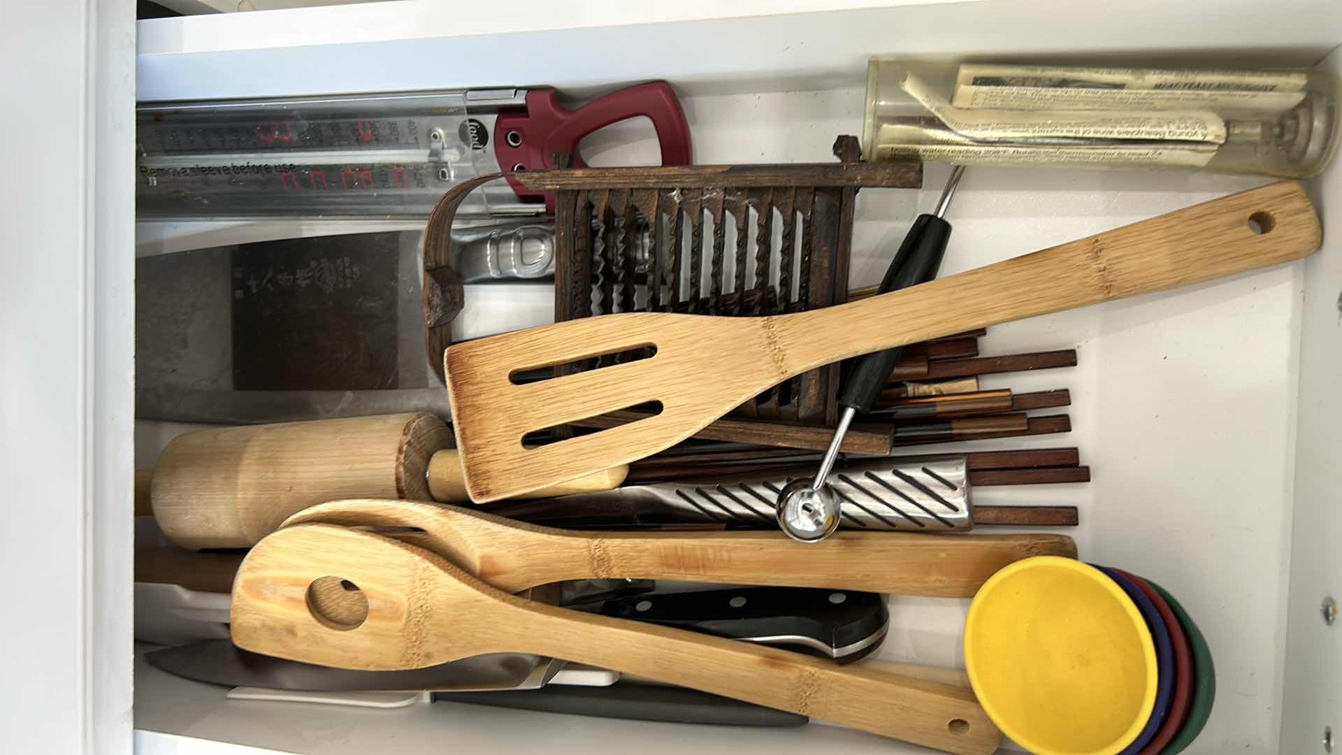 Photo 4 of CONTENTS OF DRAWER - KITCHEN