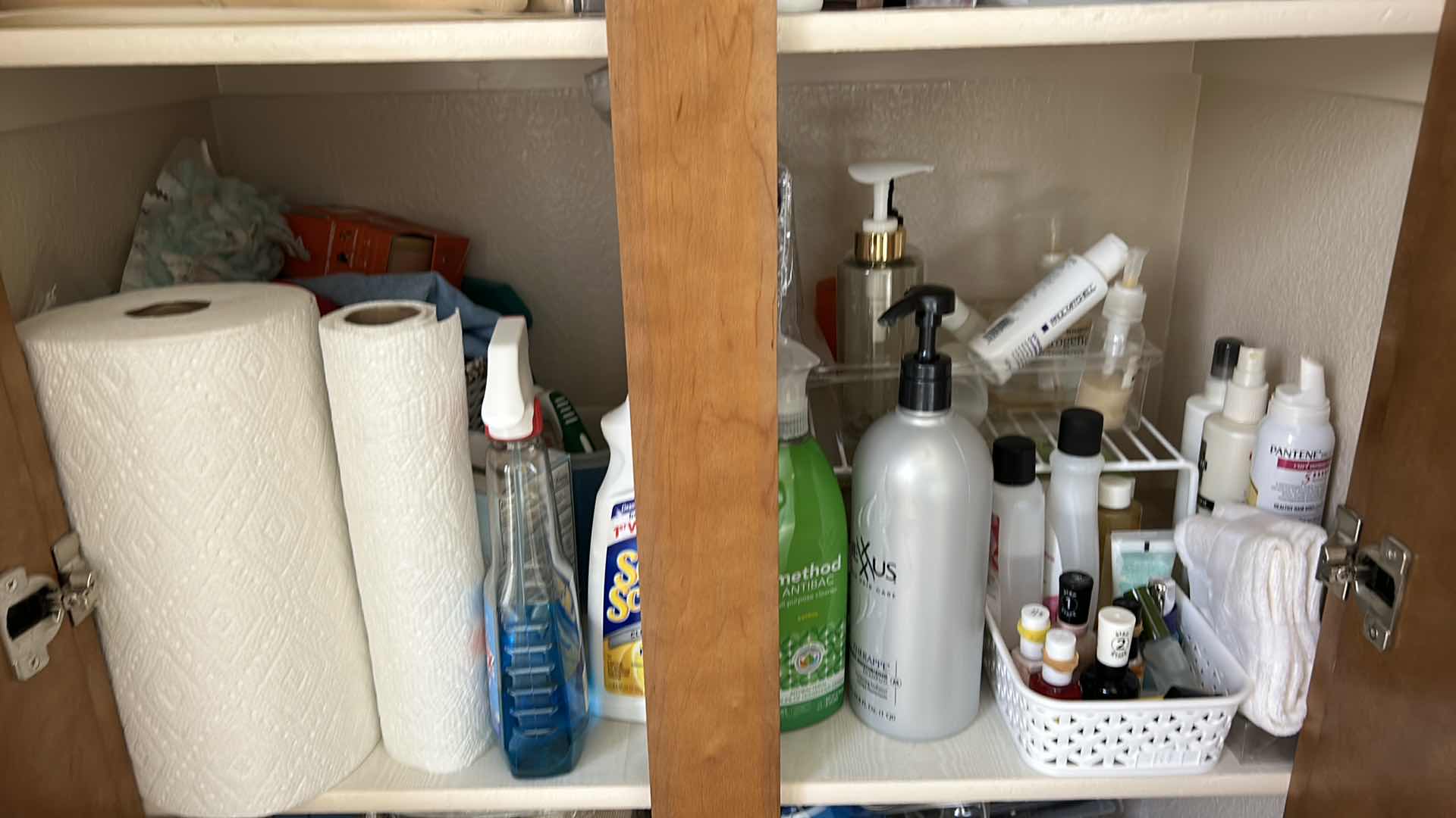 Photo 3 of Contents of bathroom cabinet