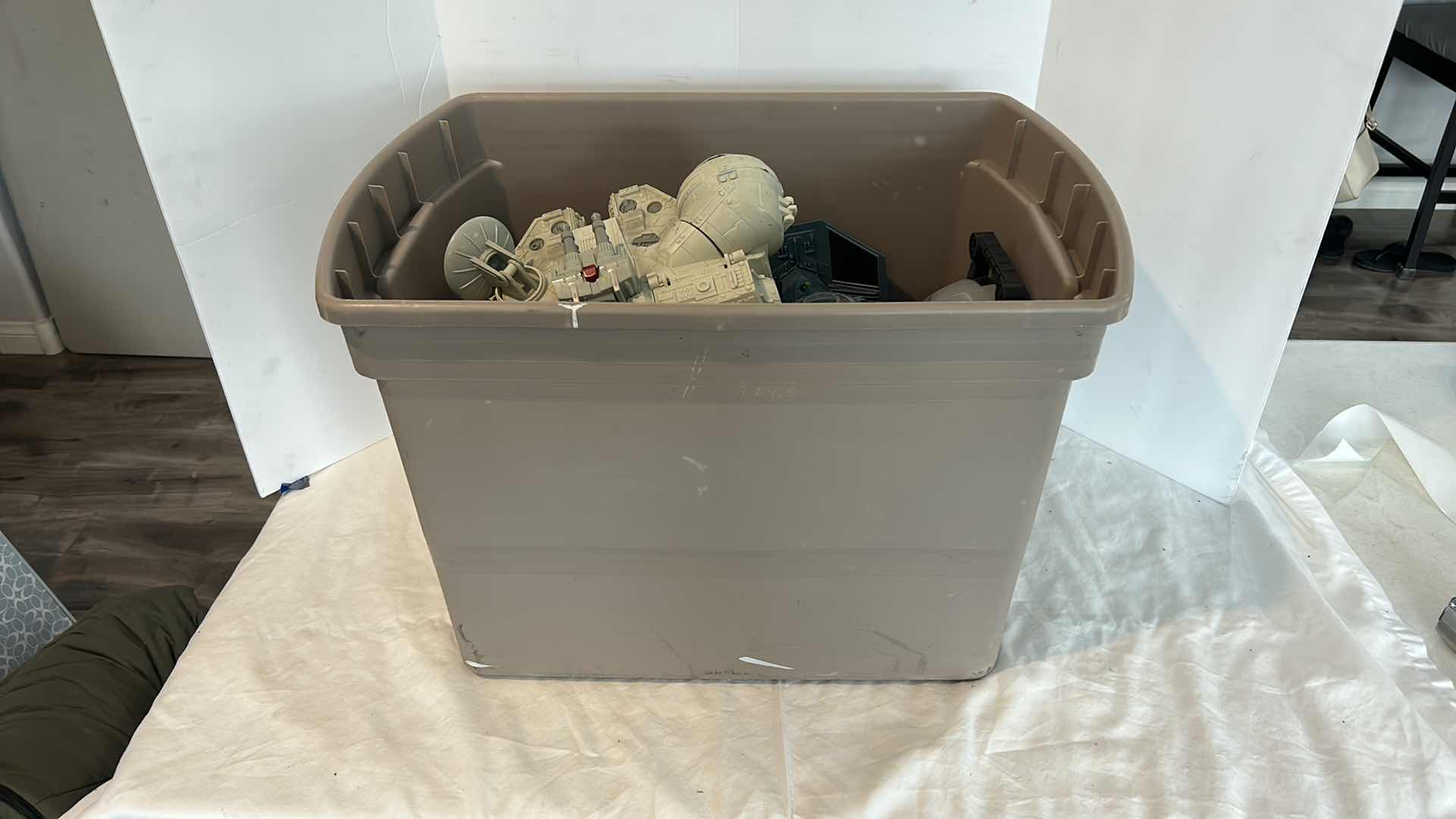 Photo 13 of CRATE WITH COLLECTIBLE STAR WARS MODELS