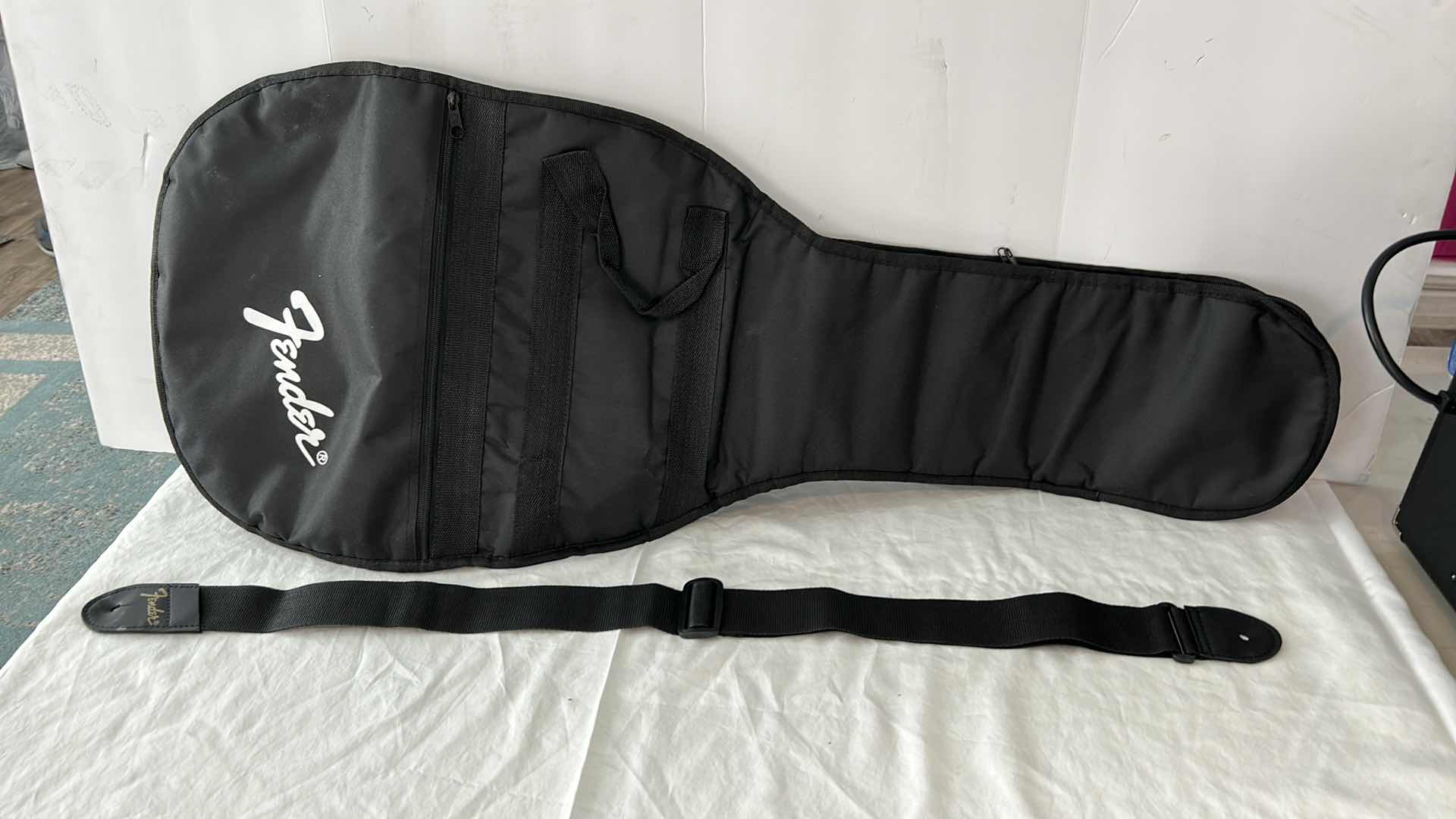 Photo 4 of FENDER GUITAR GIG BAG AND GUITAR STRAP