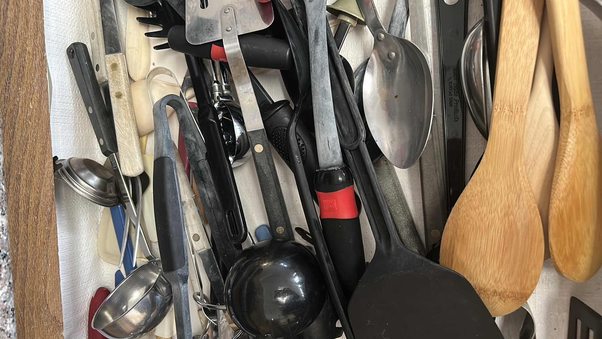 Photo 4 of CONTENTS OF KITCHEN DRAWER