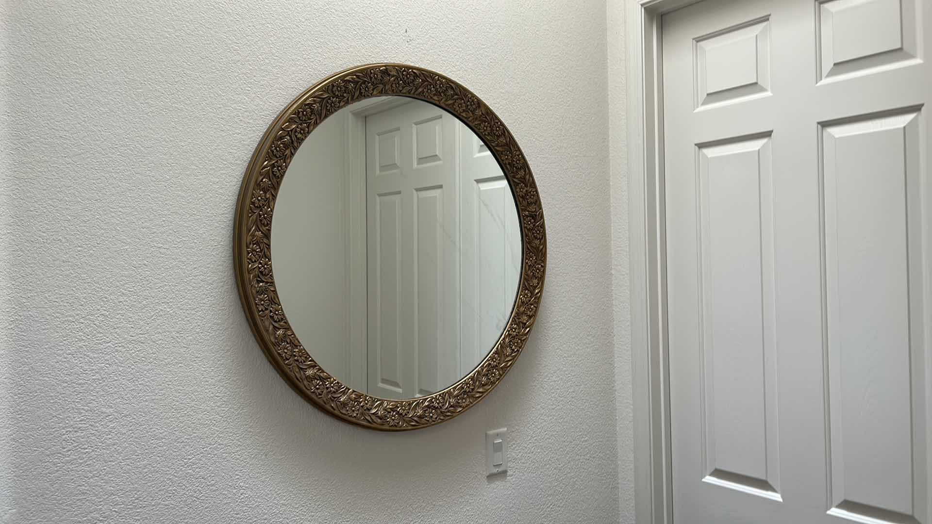 Photo 2 of ORNATE WOOD GOLD FRAMED ROUND MIRROR 35”ROUND