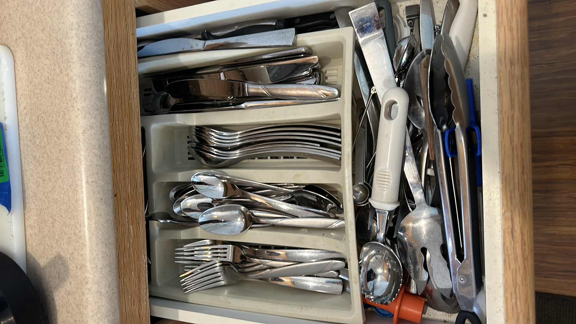 Photo 4 of CONTENTS OF KITCHEN DRAWER -  ONEIDA SILVERWARE AND MORE