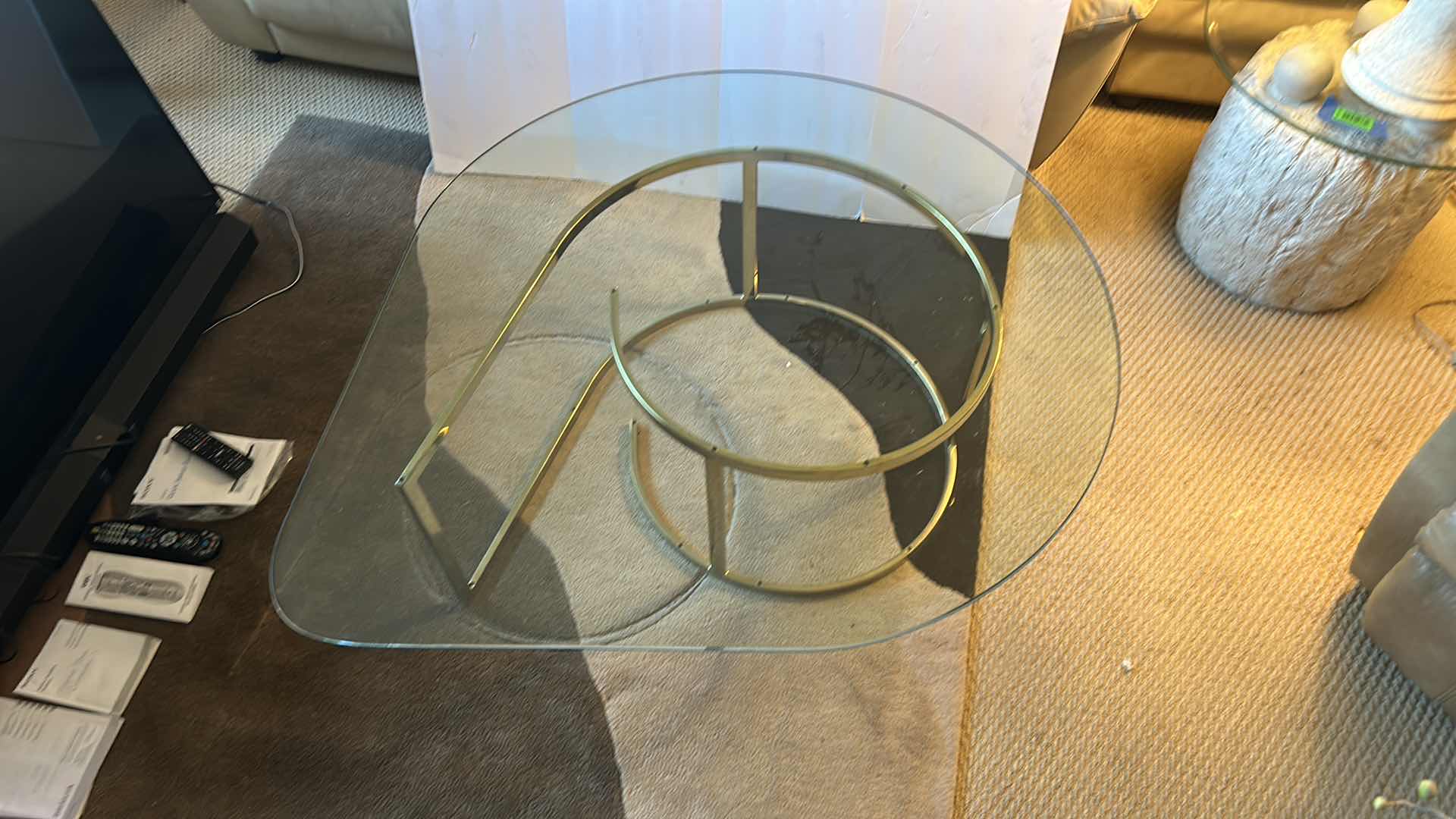 Photo 11 of VINTAGE HOLLYWOOD REGENCY TEARDROP GLASS AND BRASS COFFEE TABLE
