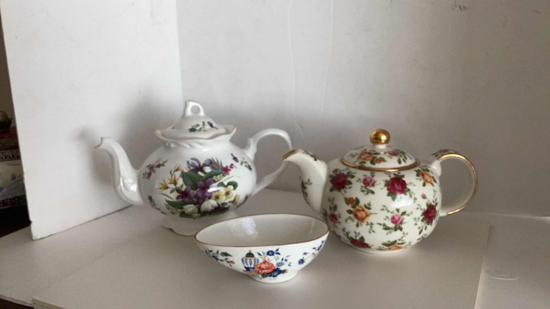 Photo 8 of 3 PC PORCELAIN - TEAPOT ARTHUR
WOOD SND DO. STATFFORDSHIRE ENGLAND NUMBERED, TEA POT OLD COUNTRY ROSES, KING ALBERT FINE CHINA, DISH STAFFORDSHIRE ENGLAND.