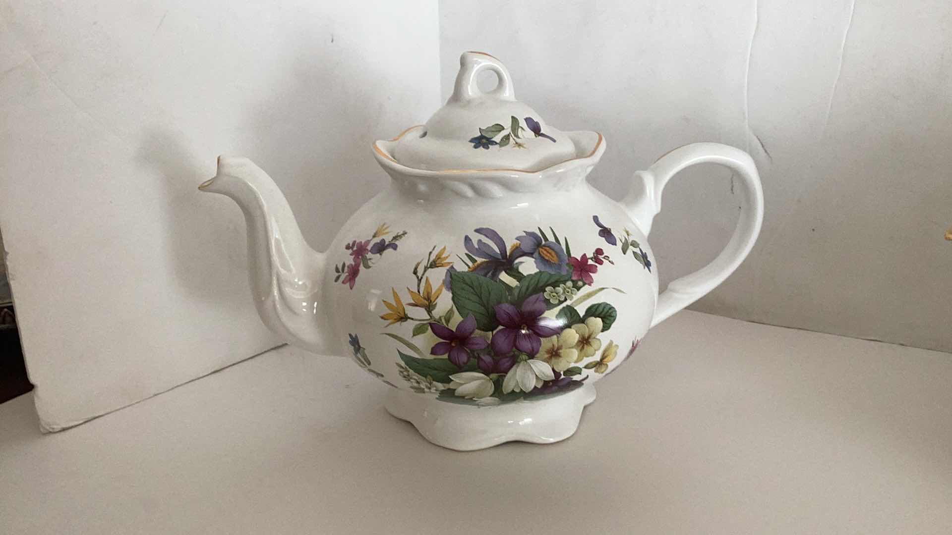 Photo 3 of 3 PC PORCELAIN - TEAPOT ARTHUR
WOOD SND DO. STATFFORDSHIRE ENGLAND NUMBERED, TEA POT OLD COUNTRY ROSES, KING ALBERT FINE CHINA, DISH STAFFORDSHIRE ENGLAND.