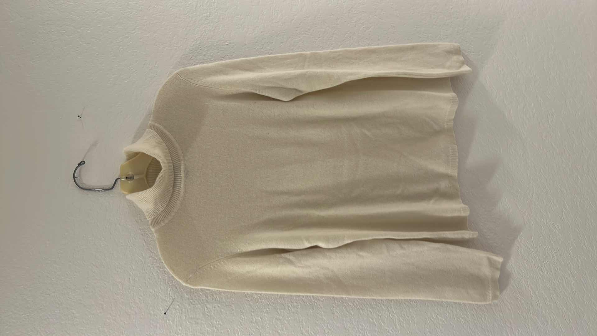 Photo 3 of 100% CASHMERE TURTLENECK SWEATER SIZE M