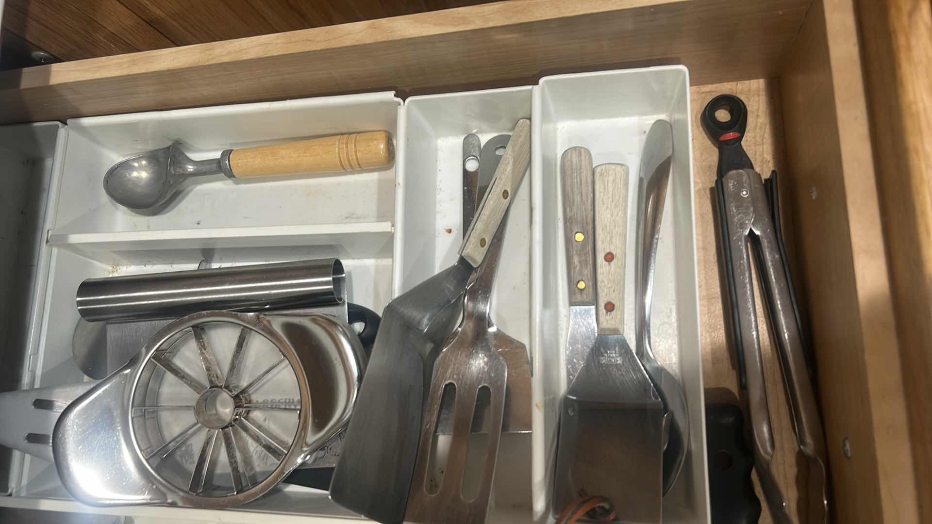 Photo 4 of CONTENTS OF KITCHEN DRAWER