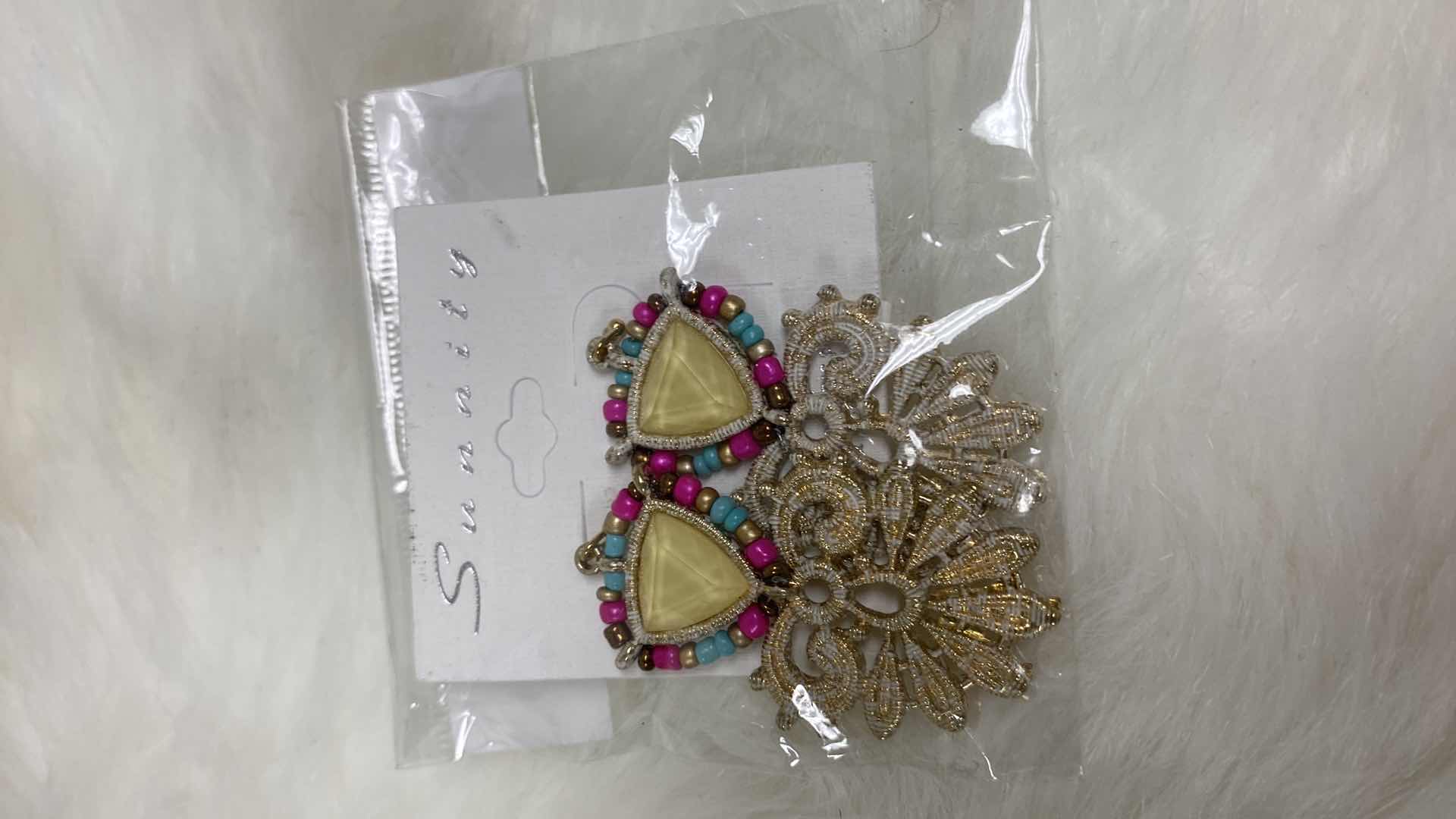 Photo 4 of NEW 2 BRACELET 1 EARRING COSTUME JEWELRY 