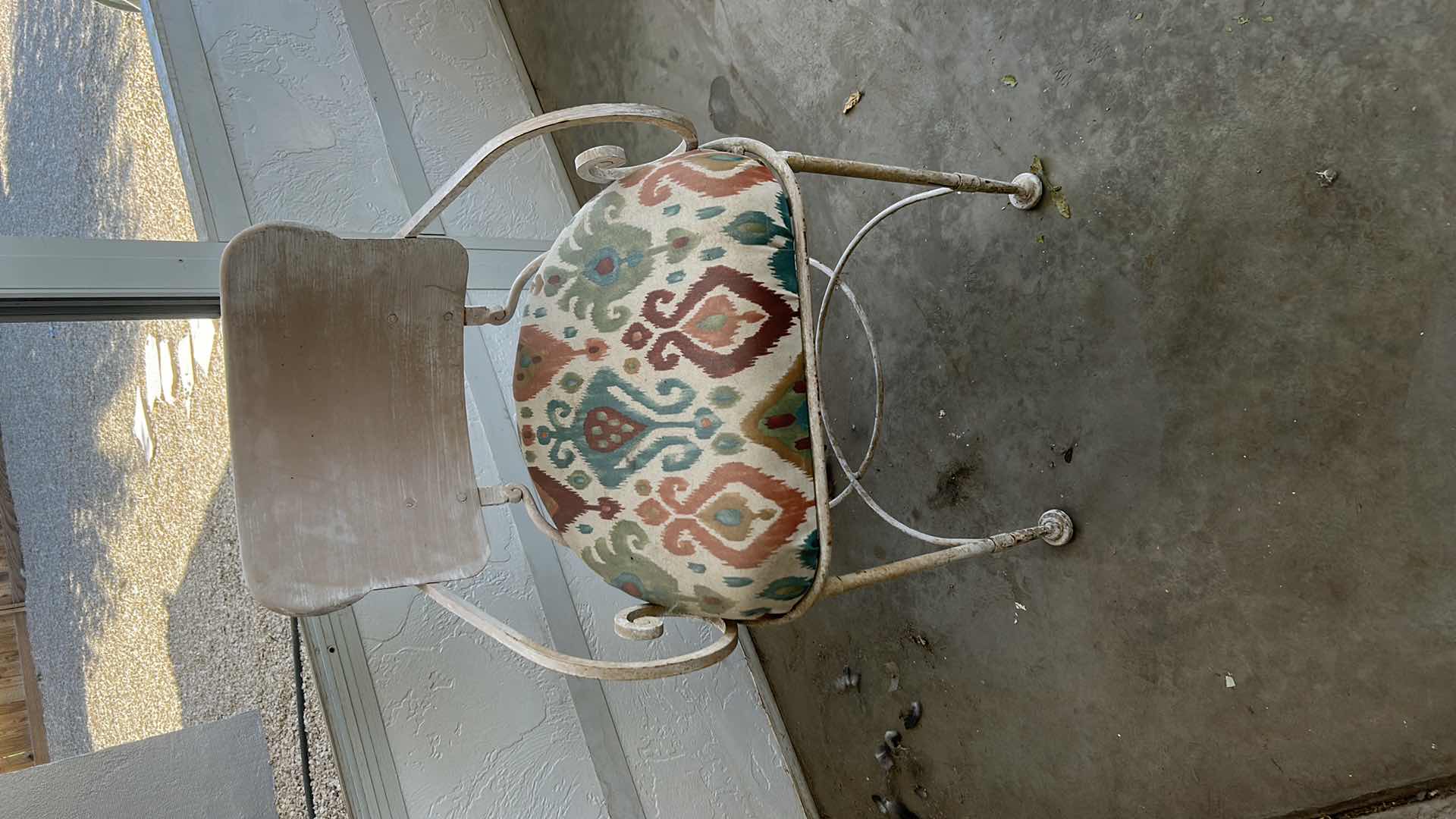 Photo 6 of VINTAGE METAL PATIO DINING SET, ANTIQUE WHITE WITH GLASS TOP 42' ROUND AND 4 CHAIRS