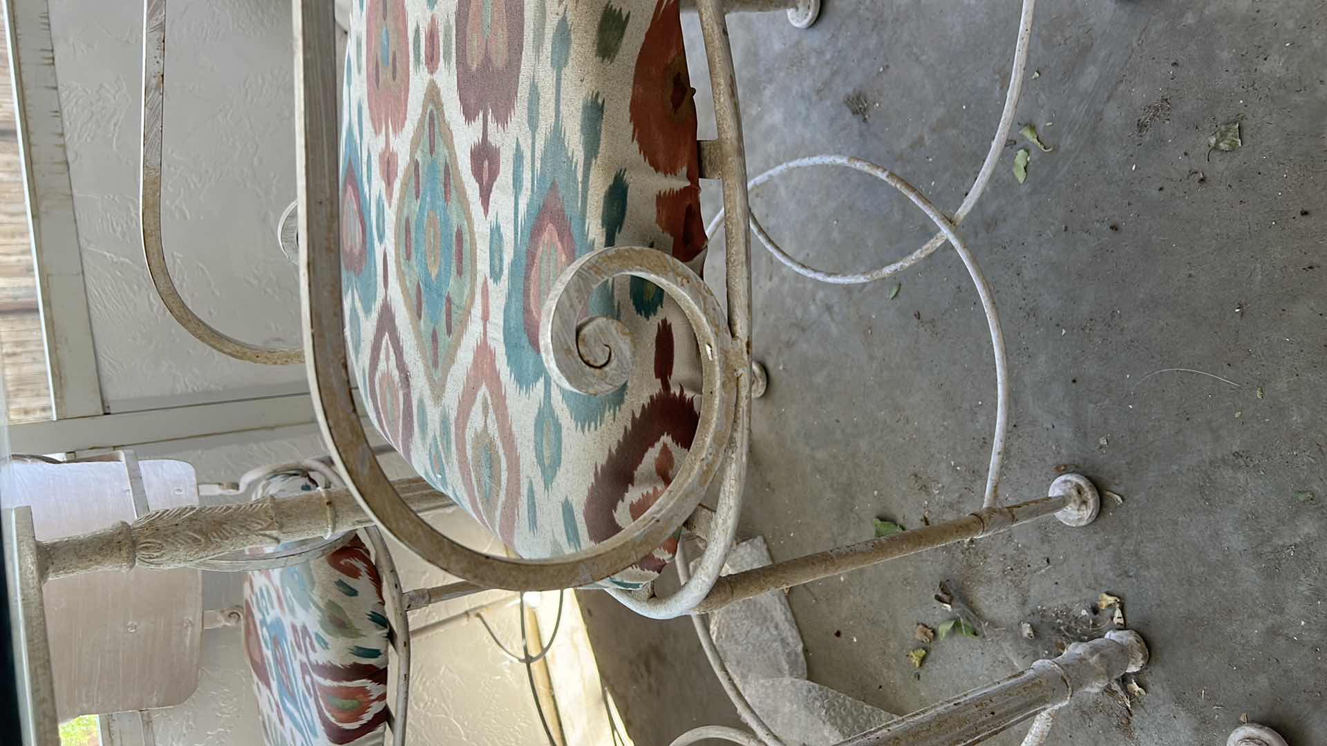 Photo 5 of VINTAGE METAL PATIO DINING SET, ANTIQUE WHITE WITH GLASS TOP 42' ROUND AND 4 CHAIRS