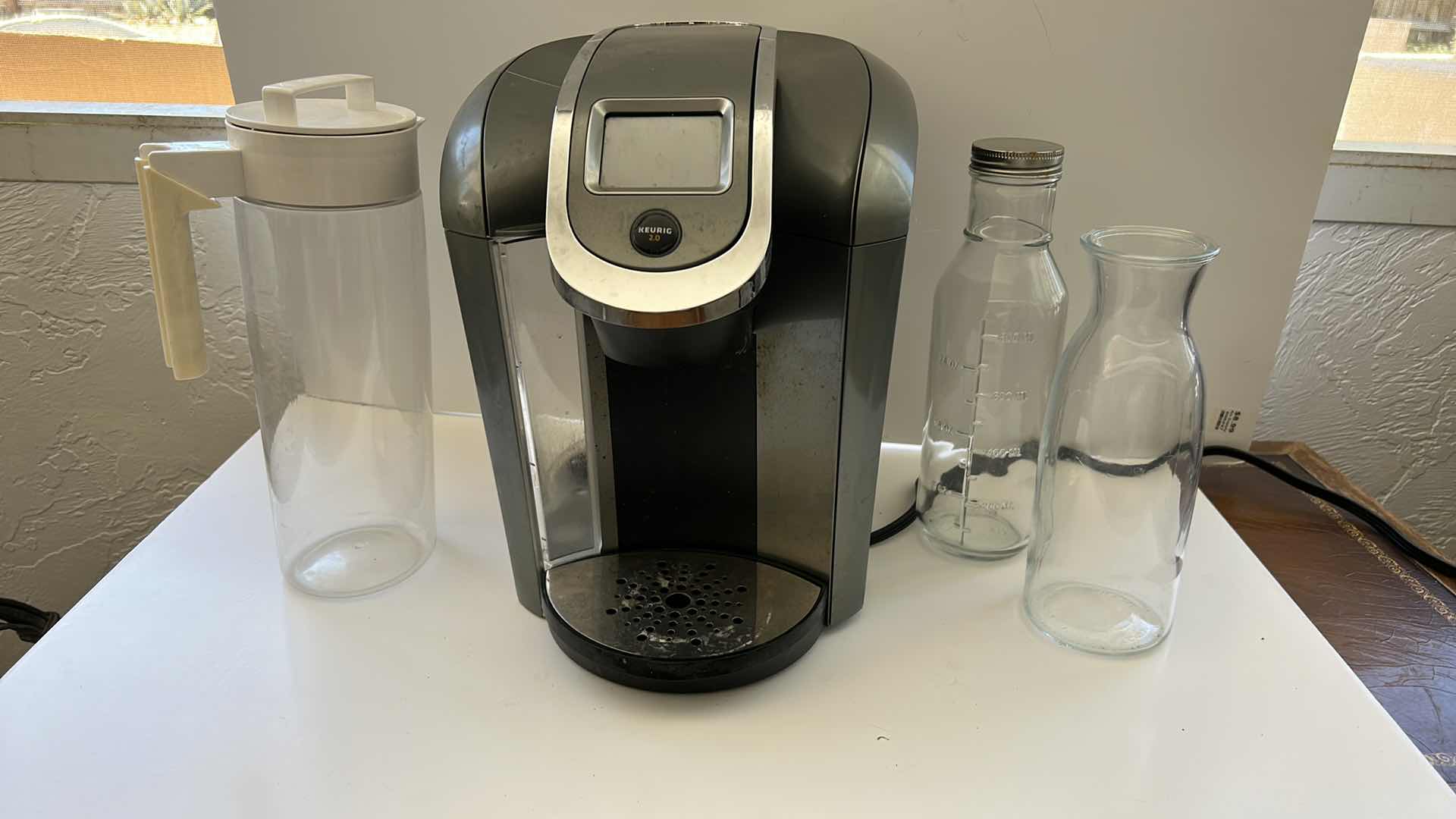 Photo 5 of KEURIG COFFEE MAKER AND 3 GLASS JARS