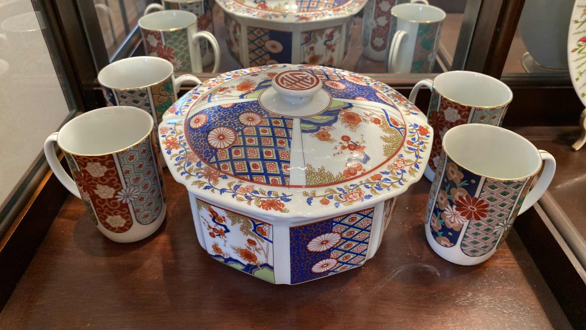 Photo 1 of CHINESE IMARI STYLE COVERED PORCELAIN DISH AND 4 CUPS FROM GUMPS