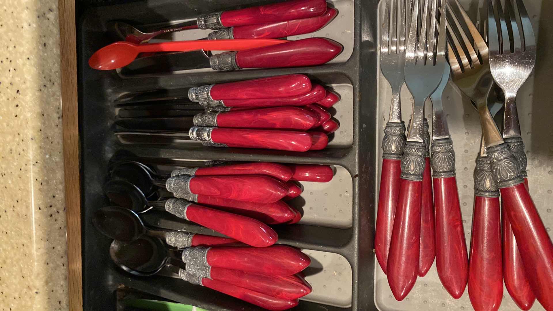 Photo 3 of CONTENTS KITCHEN DRAWER SILVERWARE AND KNIVES