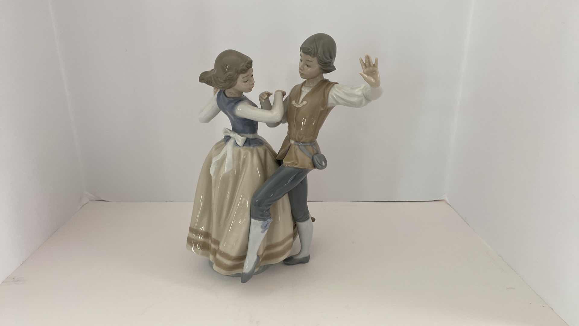 Photo 1 of RARE LLADRO FIGURINE #5252 DANCING THE POLKA H 11.5” 