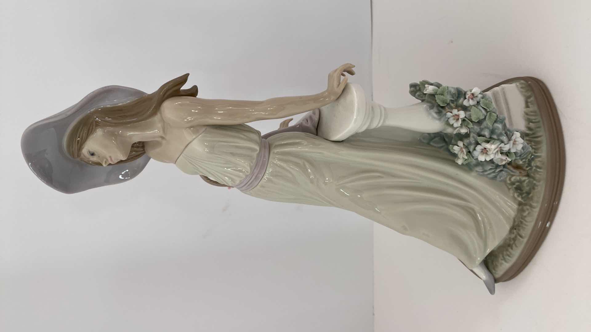 Photo 2 of LLADRO FIGURINE #5378 TIME FOR REFLECTION 7” x 14” 