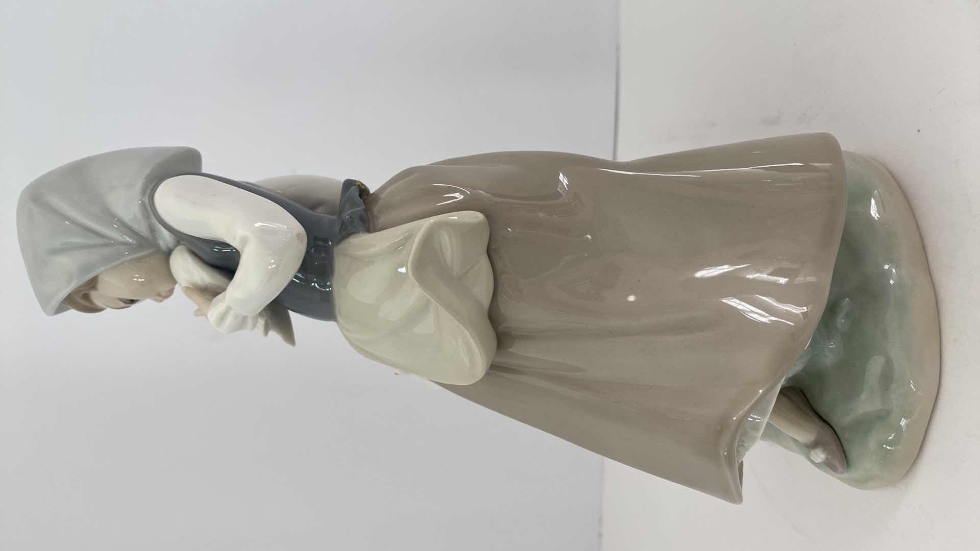 Photo 2 of LLADRO FIGURINE #4915 GIRL WITH PIGEON H 9” 