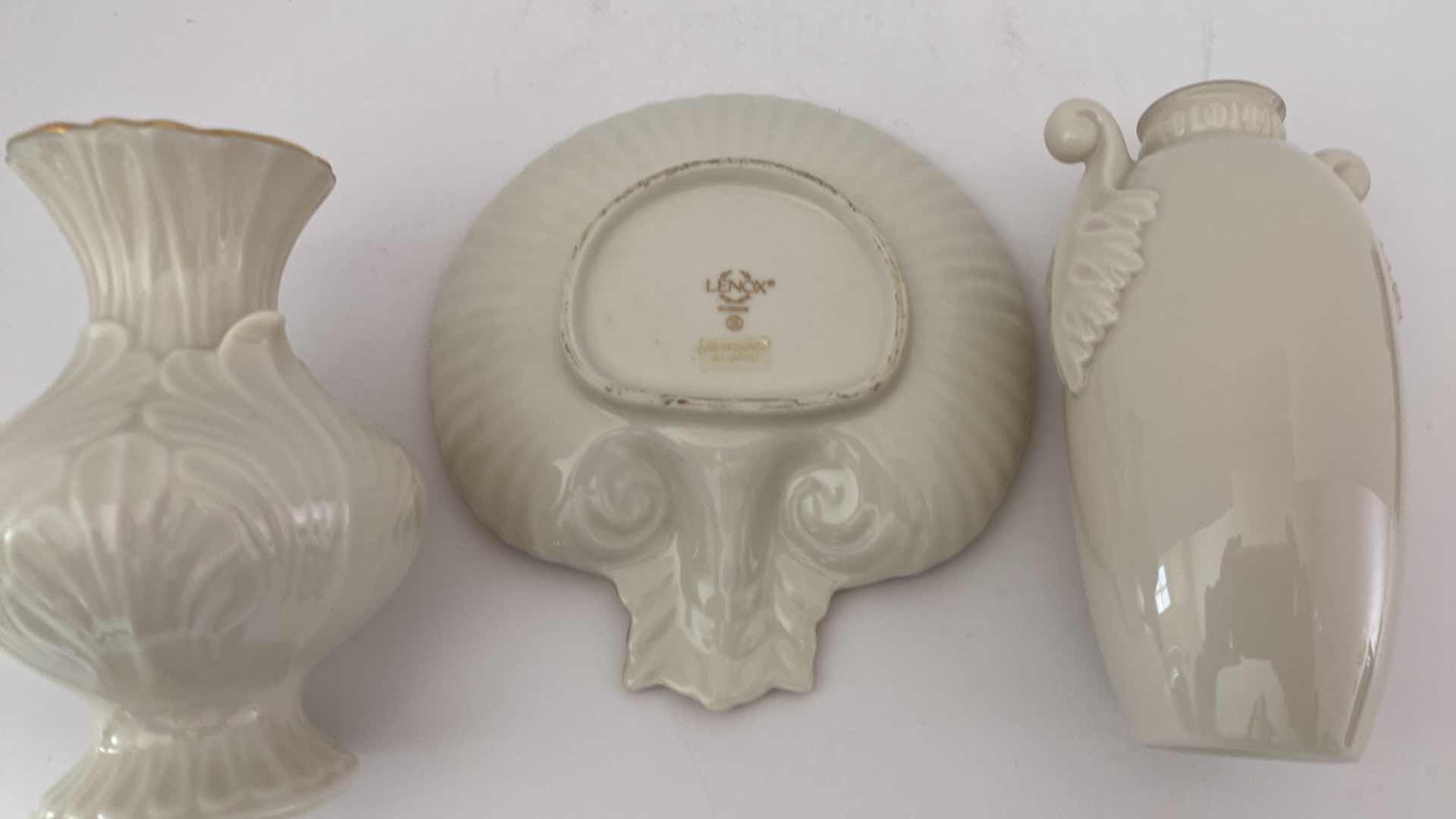 Photo 4 of 3-PIECE ACANTHUS LEAF LENOX VASES AND SHELL 5“ x 5 3/4”