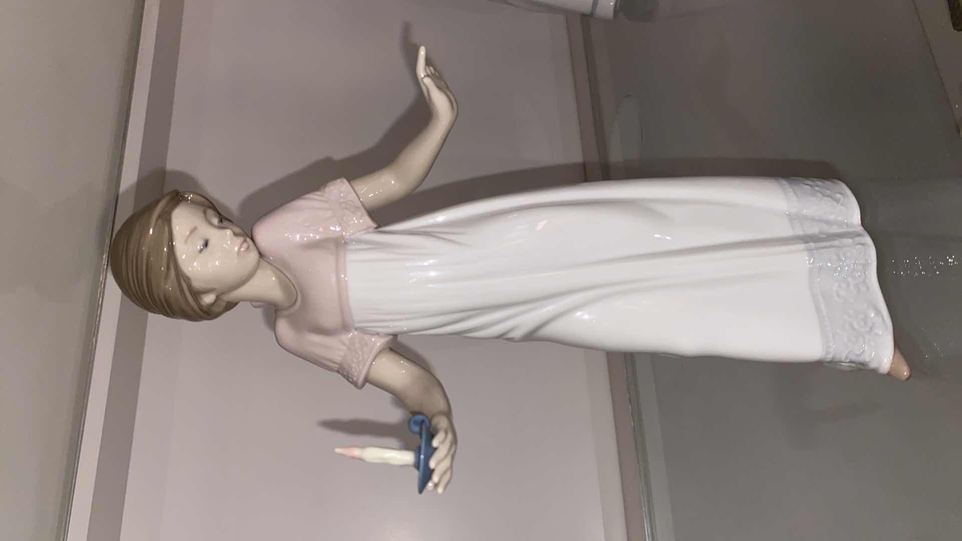 Photo 1 of NAO BY LLADRO “TO LIGHT THE WAY” FIGURINE H 10.5”