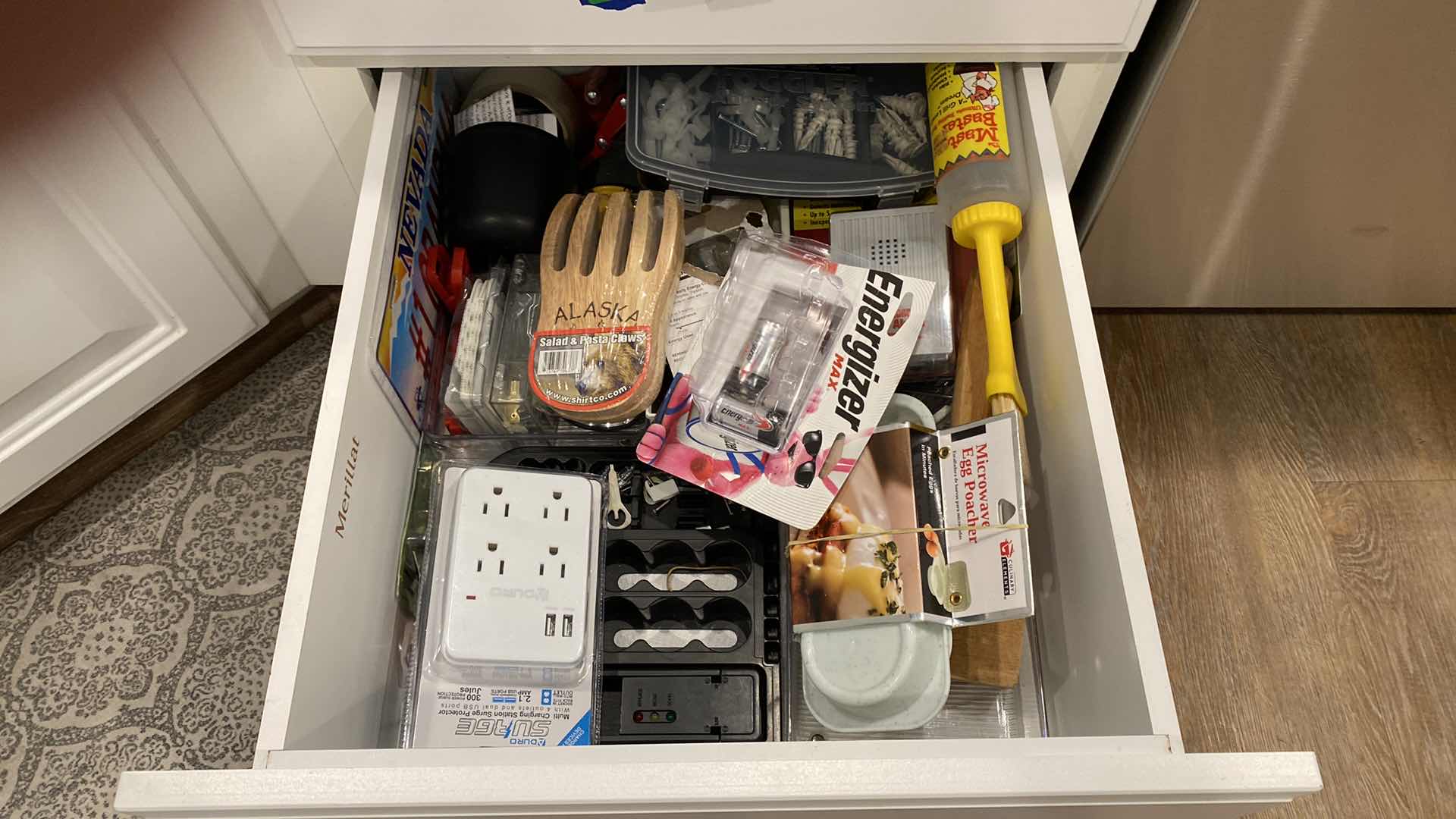 Photo 2 of CONTENTS OF KITCHEN DRAWER