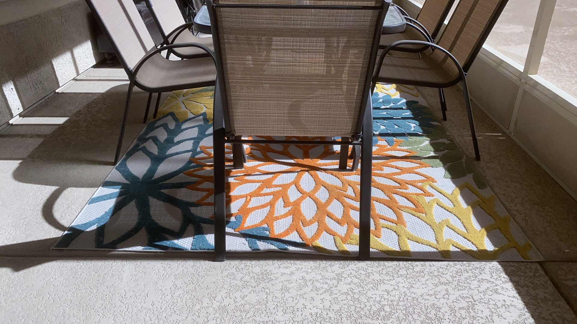Photo 2 of 7 PIECE PATIO SET TABLE 36“ x 60“ INCLUDES RUG AND TABLE DECOR