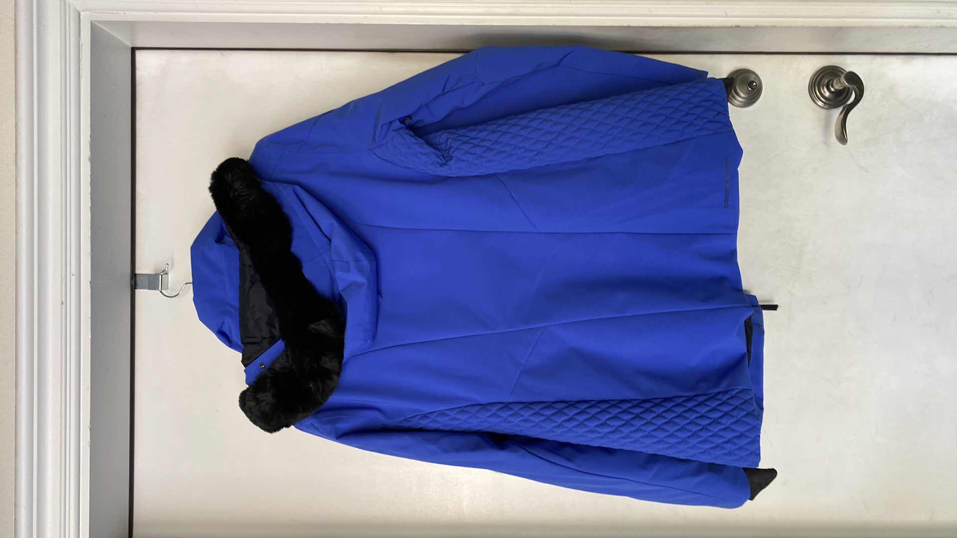 Photo 7 of WOMENS SIZE 14 OBERMEYER TUSCANY INSULATED HIP LENGTH SKI JACKET WITH THUMB HOLES AND POWDER SKIRT LIKE NEW