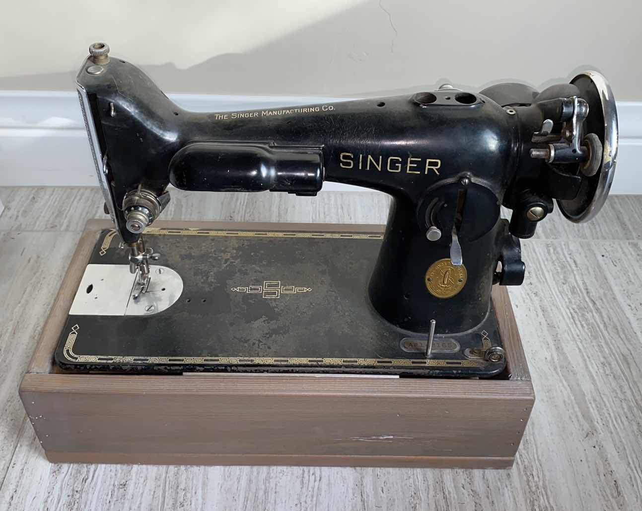 Photo 1 of VINTAGE SINGER SEWING MACHINE AS IS