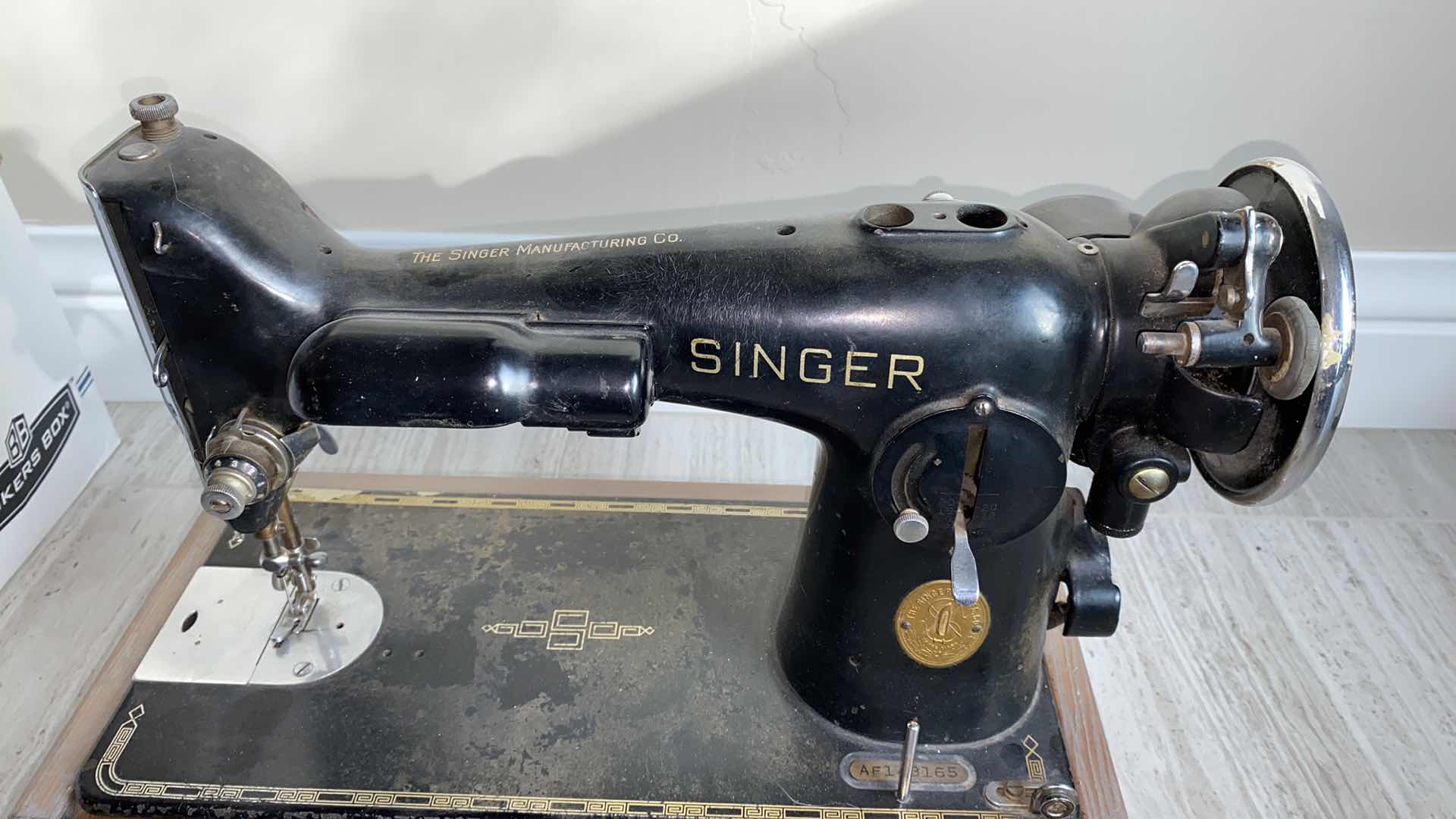 Photo 2 of VINTAGE SINGER SEWING MACHINE AS IS