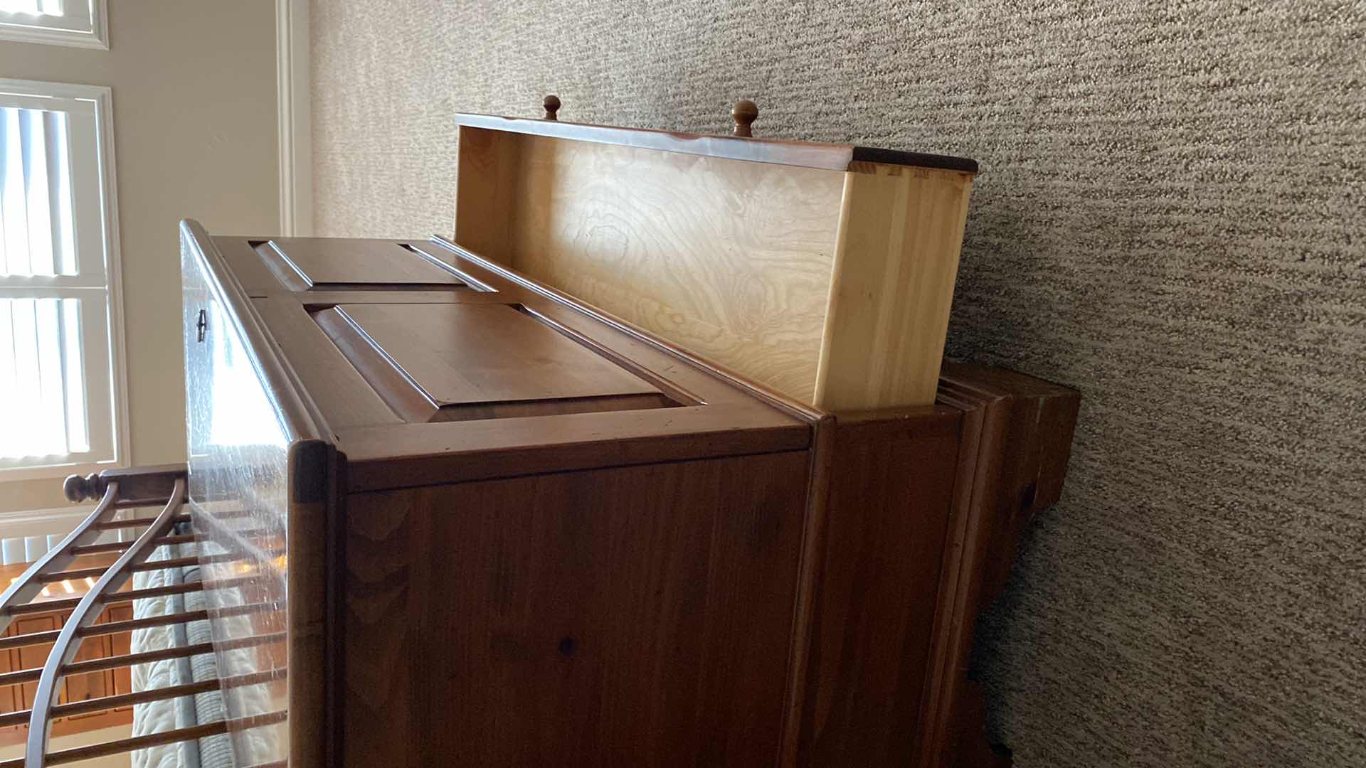 Photo 4 of MID CENTURY MODERN ETHAN ALLEN PINE CEDAR CHEST WITH KEY 44“ x 17 1/2“ H 25” - SOME SCRATCHES