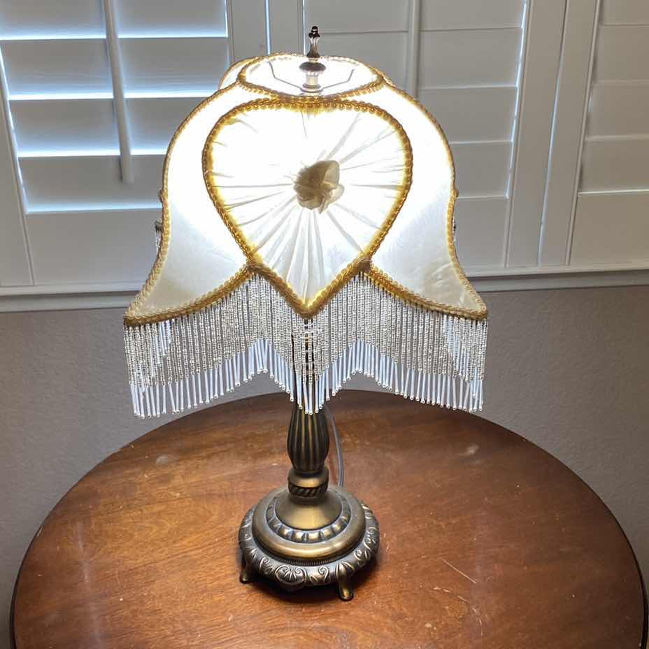 Photo 1 of VINTAGE TABLE LAMP H24”