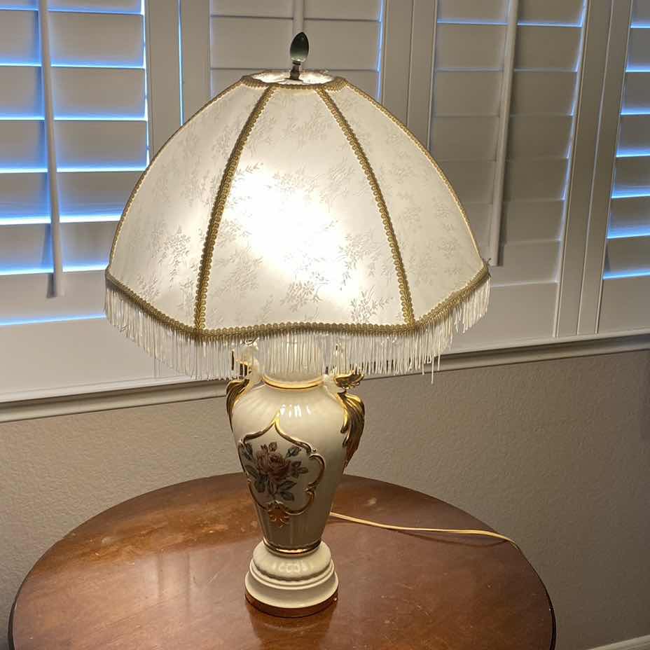 Photo 1 of VINTAGE TABLE LAMP H 28”