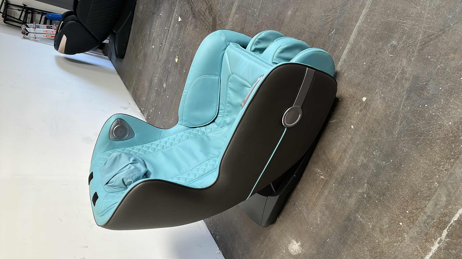 Photo 2 of IQ SKYLINE CROWN MASSAGE CHAIR (OPEN BOX) HAS A FEW SCRATCHES