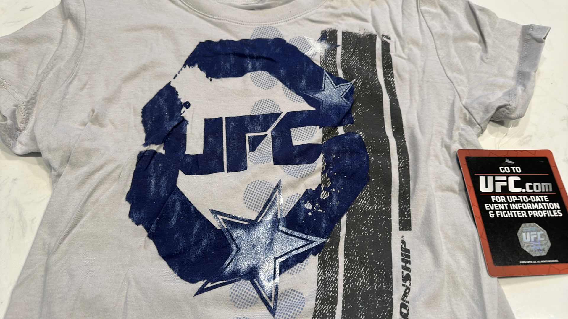 Photo 2 of OFFICIAL UFC SHIRT L