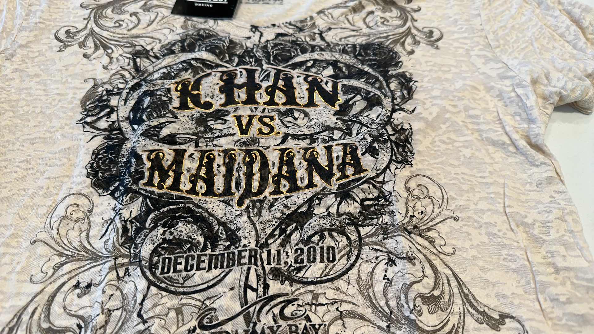 Photo 2 of LADIES KHAN VS MAIDANA SHIRT L