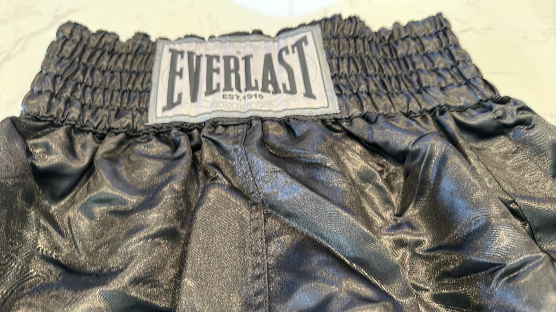 Photo 2 of EVERLAST BOXING TRUNKS MEDIUM