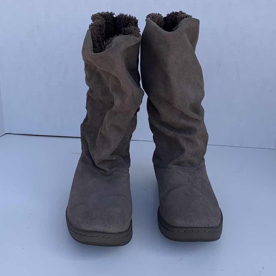 Photo 2 of LADIES SIZE 7 1/2, NIKE WINTER BOOTS, LIGHT BROWN SUEDE, BROWN FAUX FUR INTERIOR