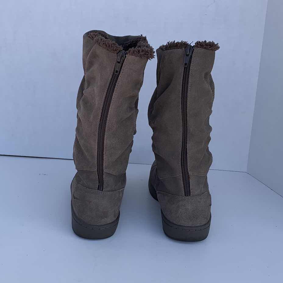 Photo 3 of LADIES SIZE 7 1/2, NIKE WINTER BOOTS, LIGHT BROWN SUEDE, BROWN FAUX FUR INTERIOR